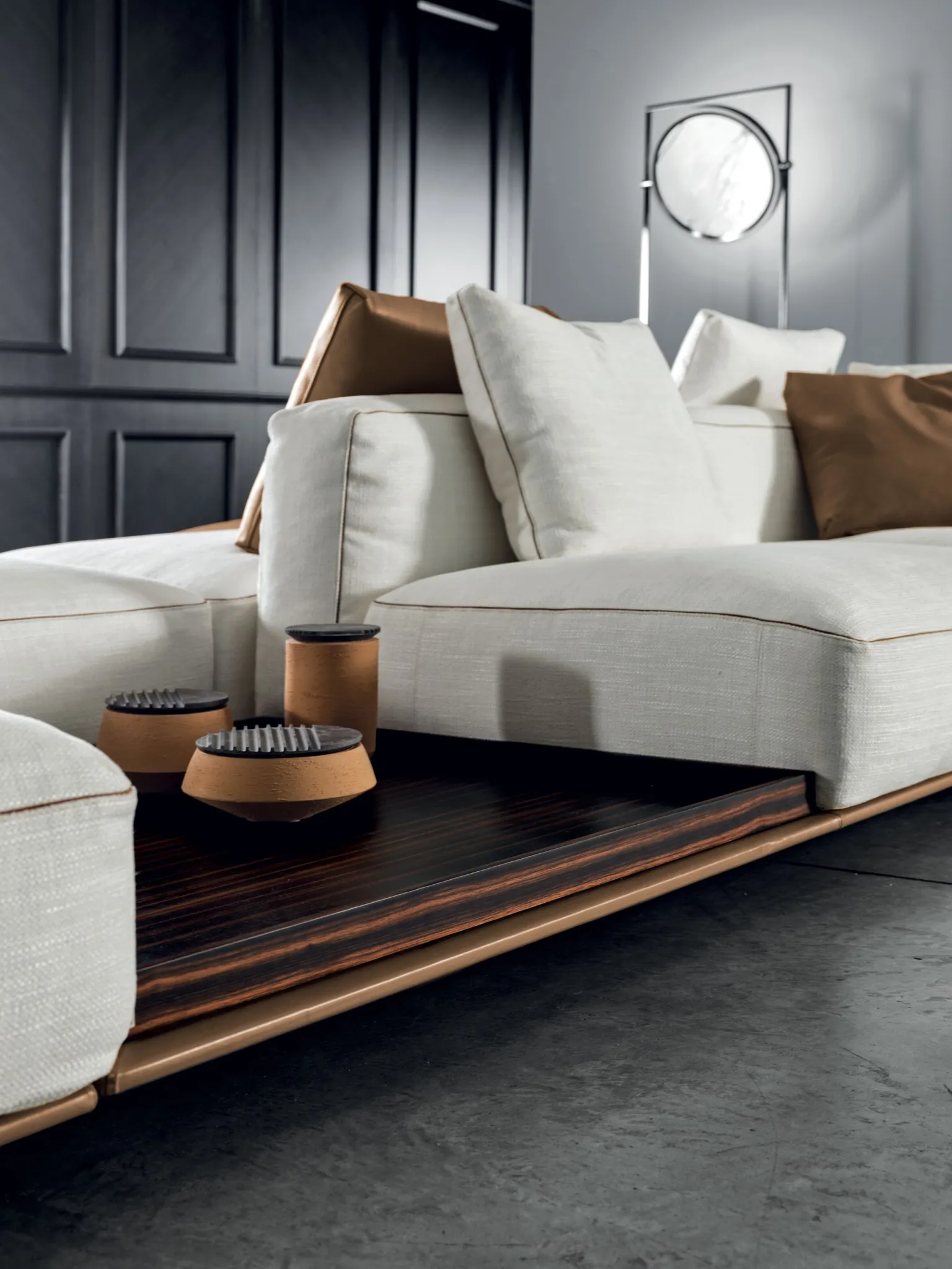 Meroni & Colzani Borgogna, a second view of the sofa