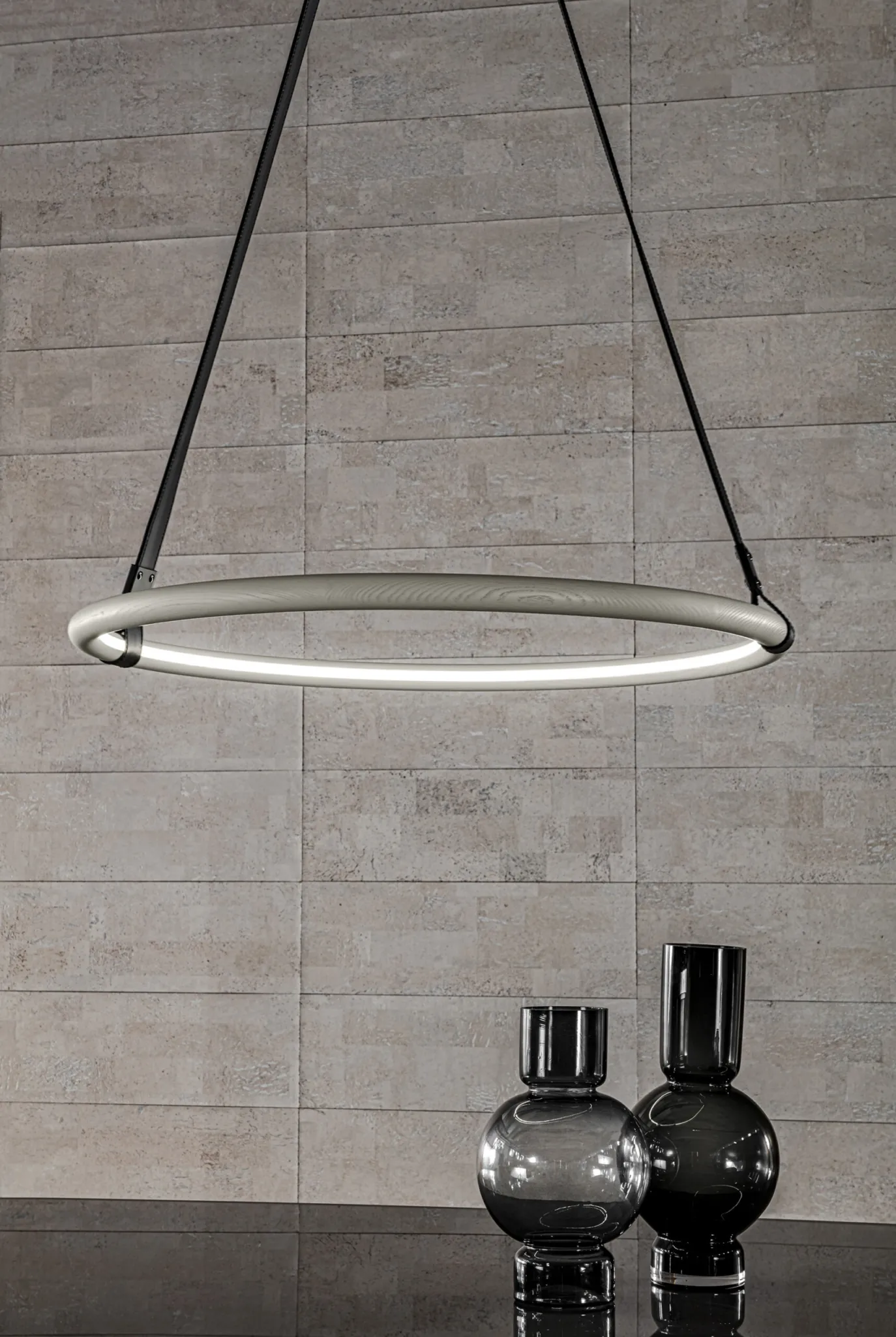 Meroni & Colzani Cortina, a second view of the accessory