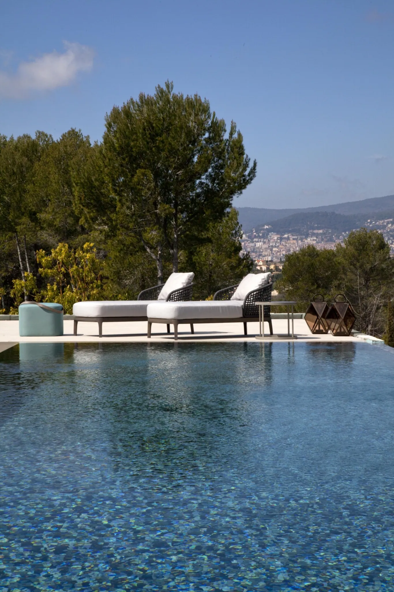 Meroni & Colzani Grantorino, a second view of the sofa