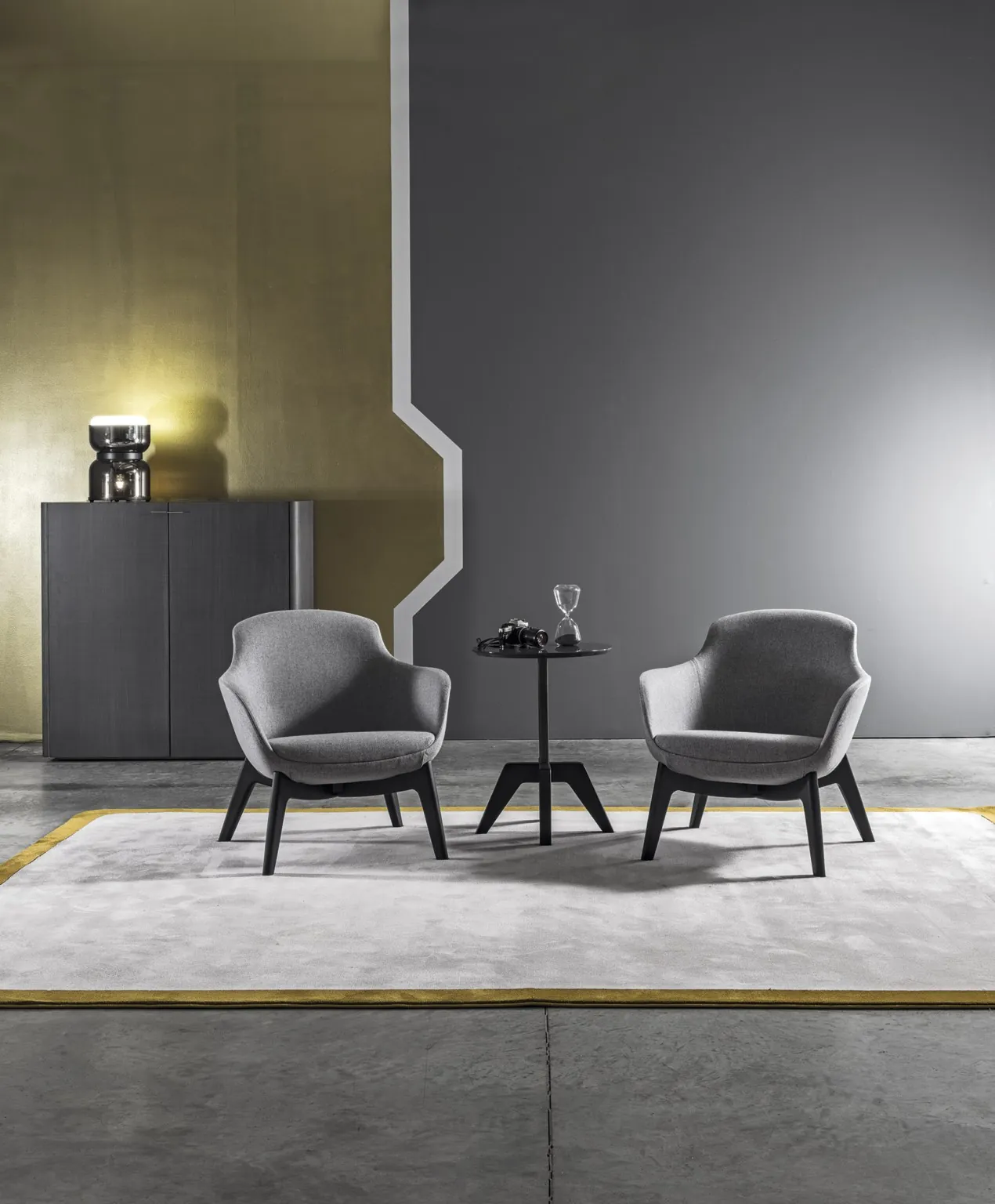 Meroni & Colzani Siena, a second view of the armchair