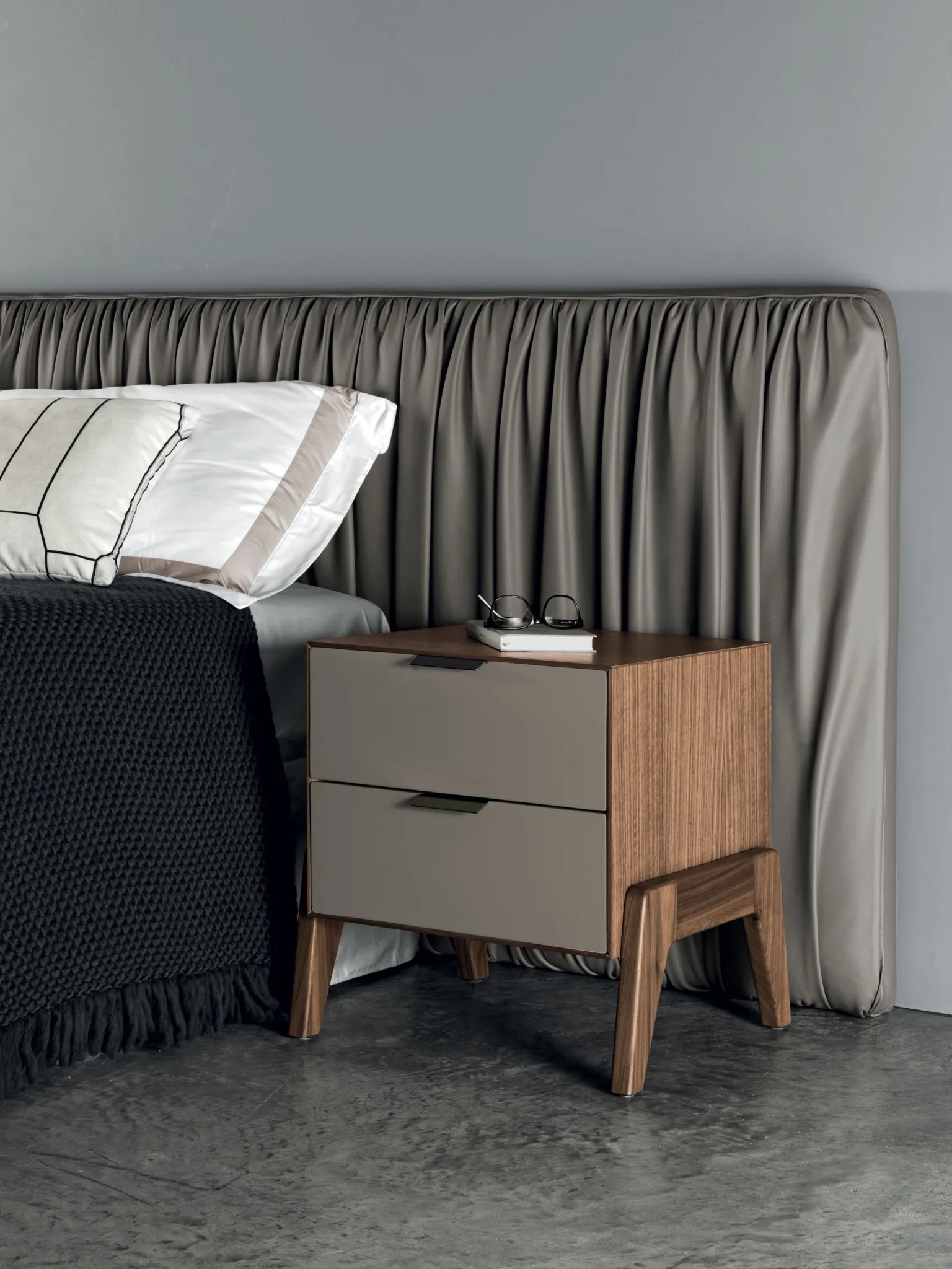 Meroni & Colzani Solferino, a second view of the night table