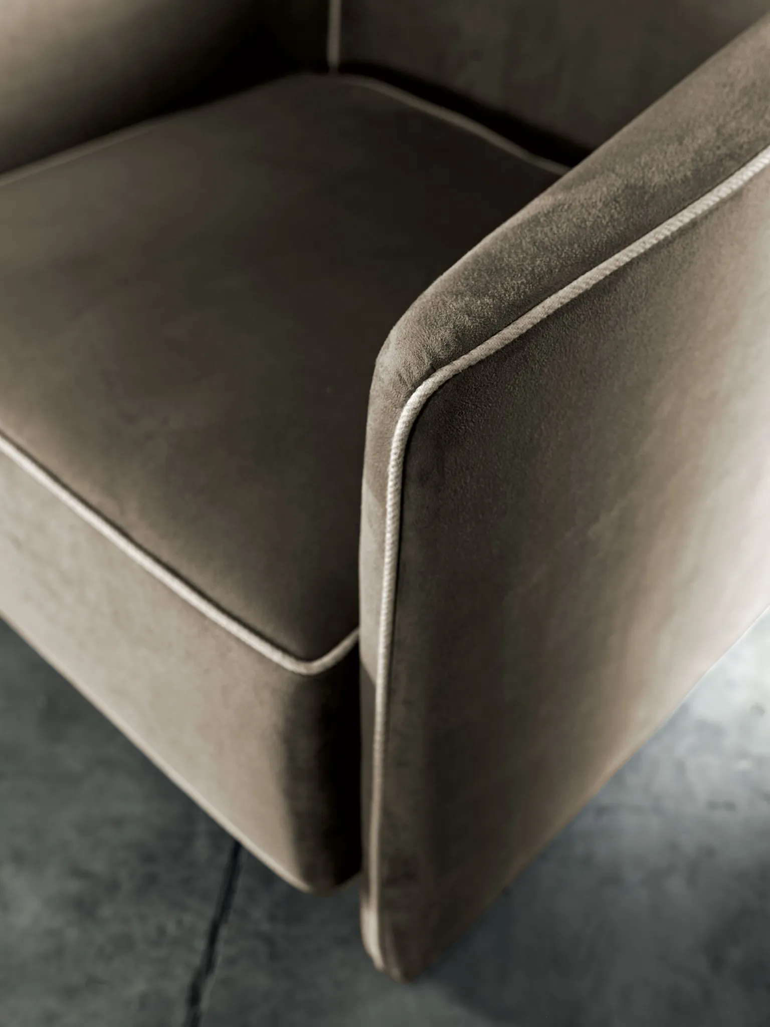 Meroni & Colzani Trevi, a second view of the armchair